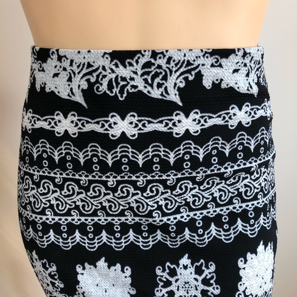 🛍️2/$20 Geometric Black & White Plus Size Pencil Skirt - Picture 2 of 4